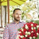 Offrir des fleurs à un homme
